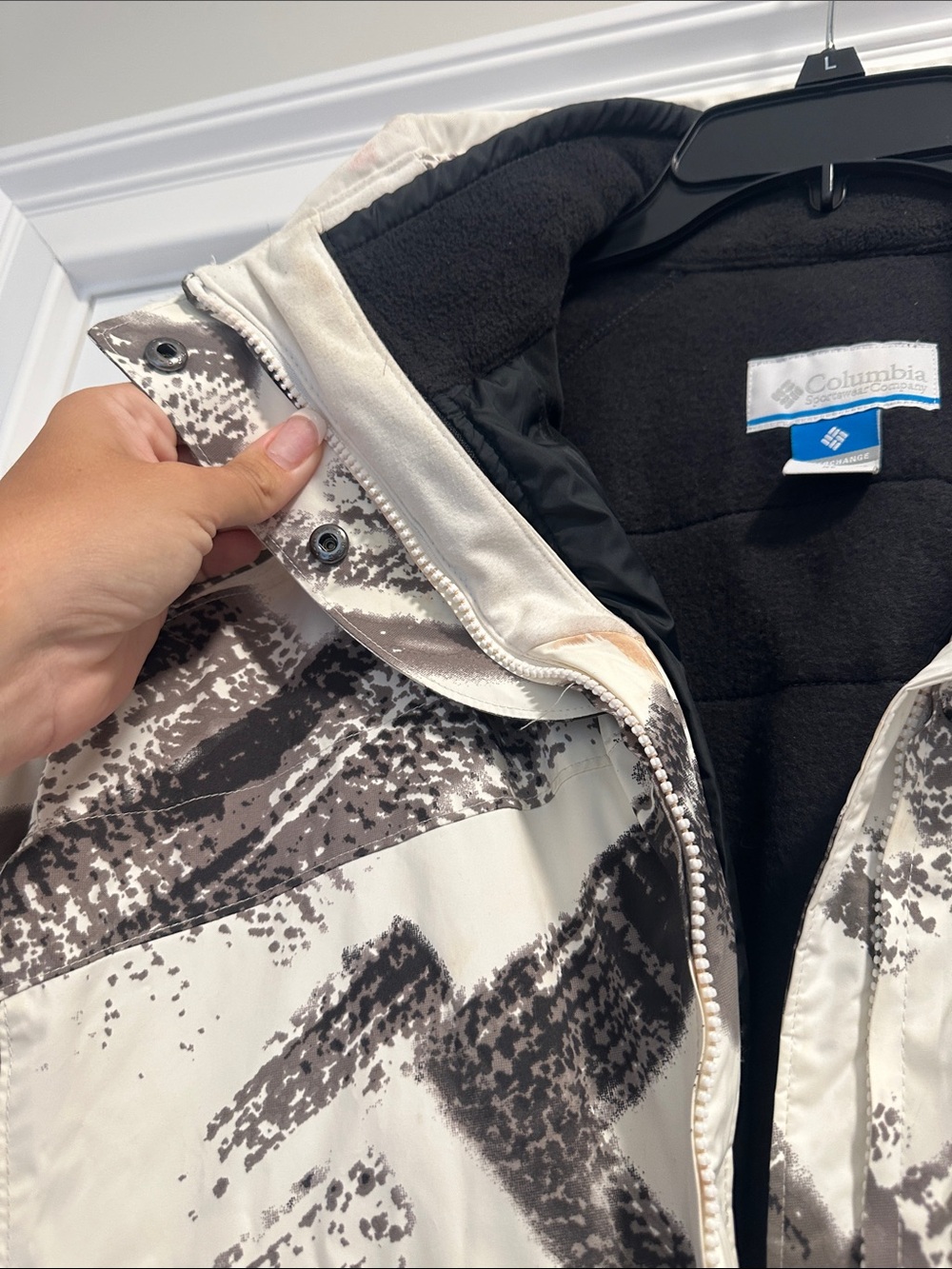 Columbia White Jacket with Black & Gray Abstract Pattern - Picture 4 of 6